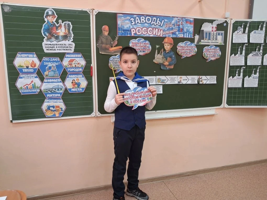🧑‍🏫Традиции, которые объединяют: наше утро в школе! 🇷🇺✨  Понедельник в нашей школе начался торжестве