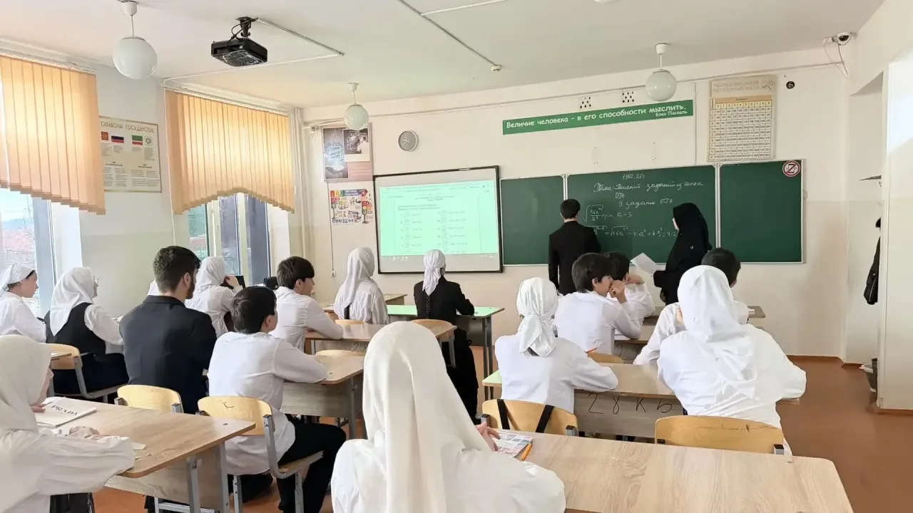 В объединении «Математика» на базе МБОУ «СОШ №3» г.Аргун педагог дополнительного образования  Кайсар
