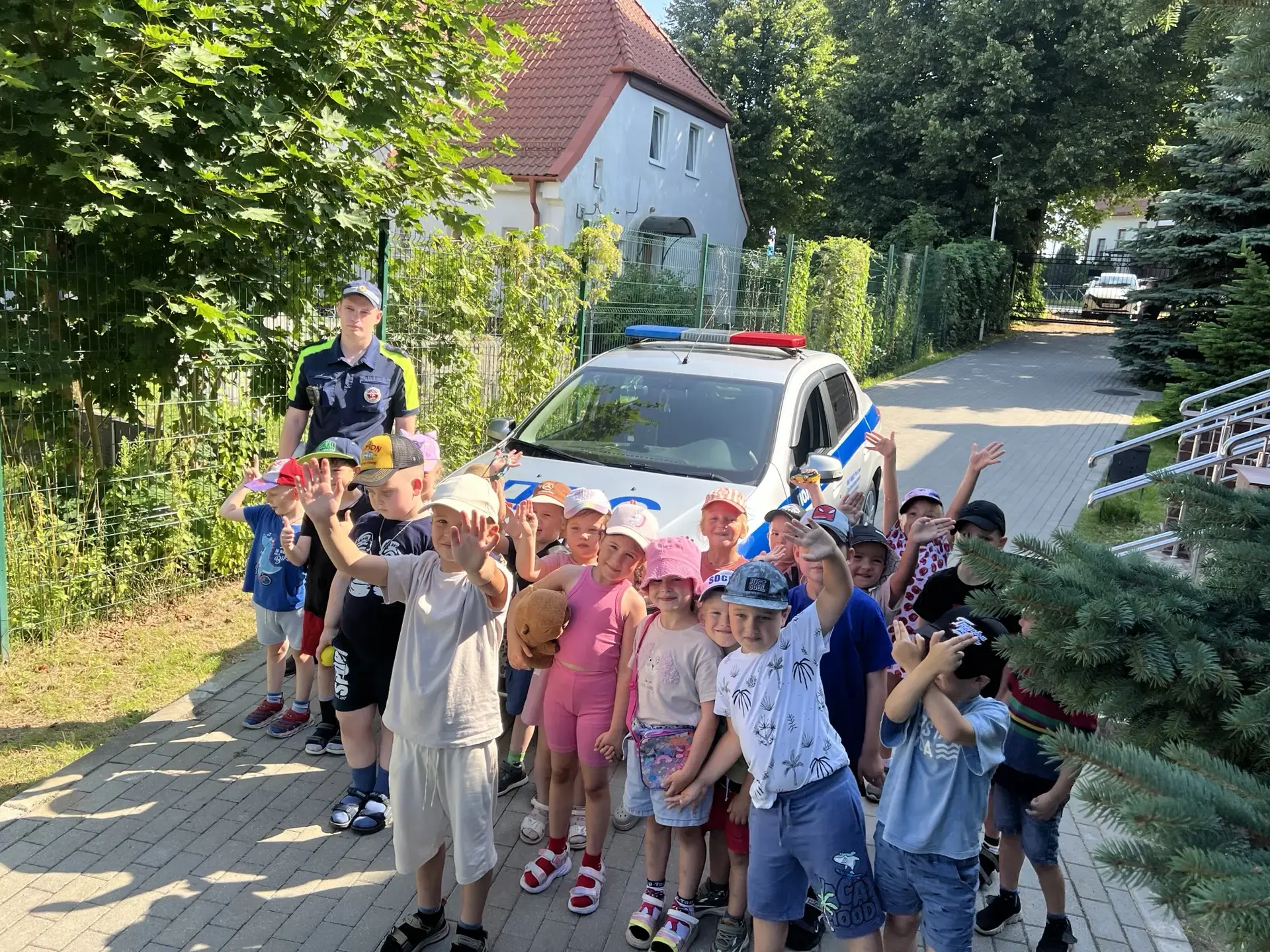 🚦 Сотрудники ДПС нередко посещают наш детский сад с целью обучения детей правилам доро...