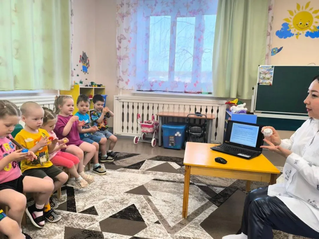 ⎯⎯⎯⎯⎯⎯⎯⎯
«Весёлые обезьянки и говорящие язычки»
Работа логопеда с малышами — это не просто занятия п