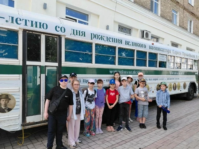 18.06.2026г. На пришкольной площадке досуга детей день начался с музыкальной зарядки и полезного инс