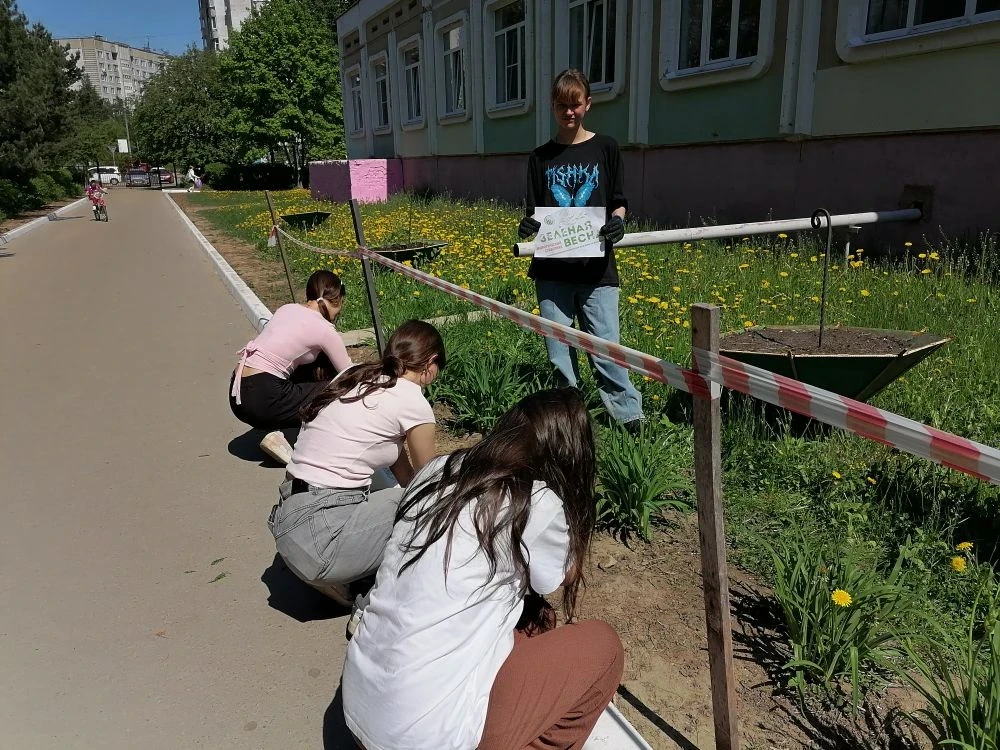 👉Учащиеся 9а класса приняли участие в акции" Зелёная весна" .  🔥Ученики прокопали и очистили от сорн