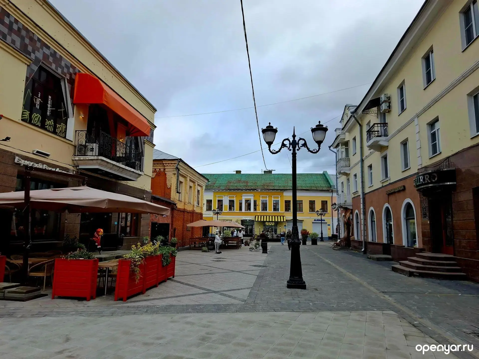 В центре тем временем готова ещё одна пешеходная улица. Депутатский переулок. Ну, почти...