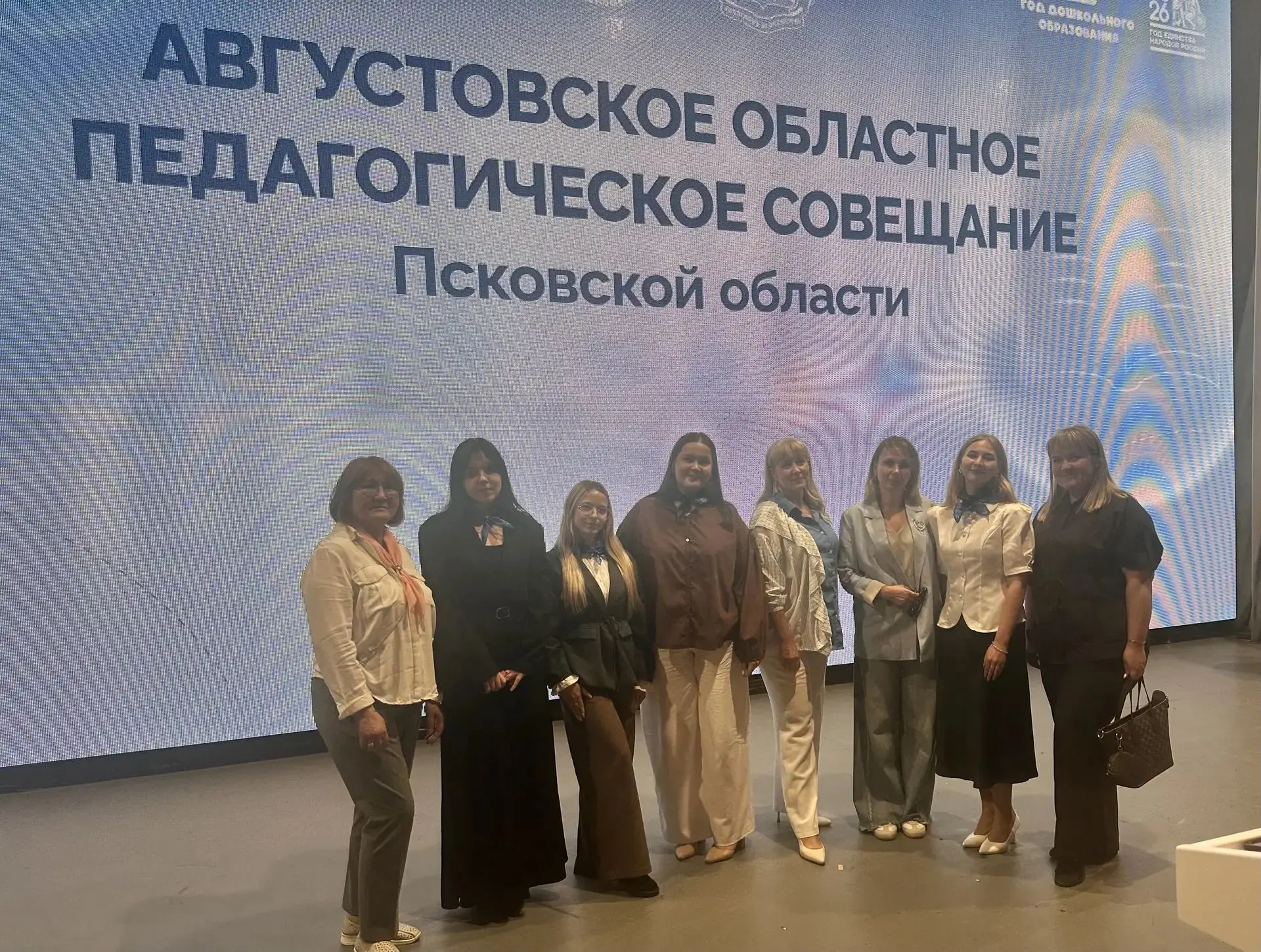 Пока пустые школьные коридоры ждут учеников, педагоги подводят итоги прошлого года и ст...