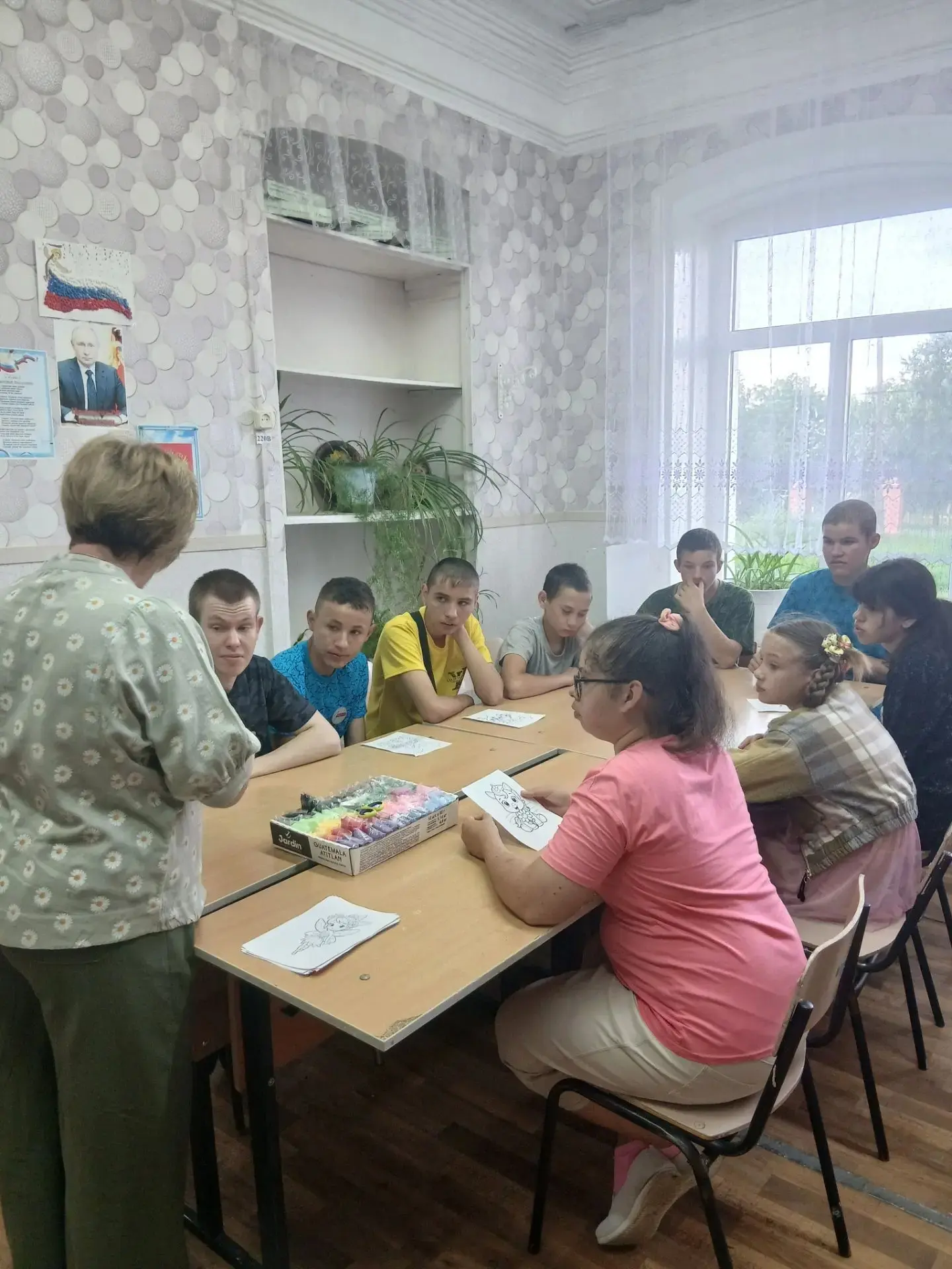 Утро в пришкольном лагере «Калейдоскоп»  началось с торжественного поднятия Государственного флага Р