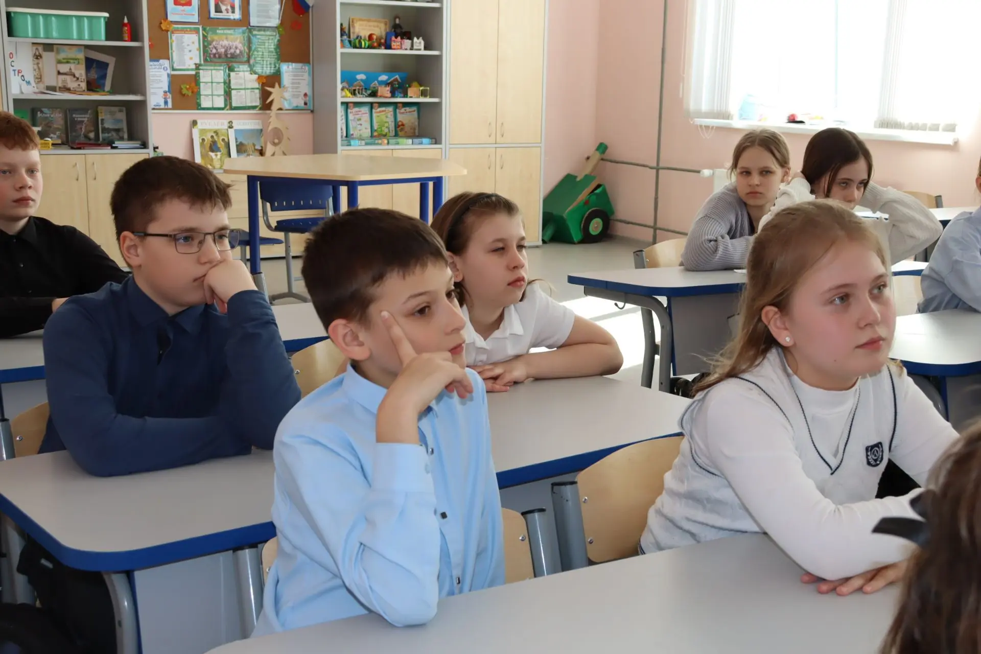🇷🇺Сегодня в 4 «В» классе прошёл тематический урок «Тайны мира эрзян и мокшан», посвящённый культуре 