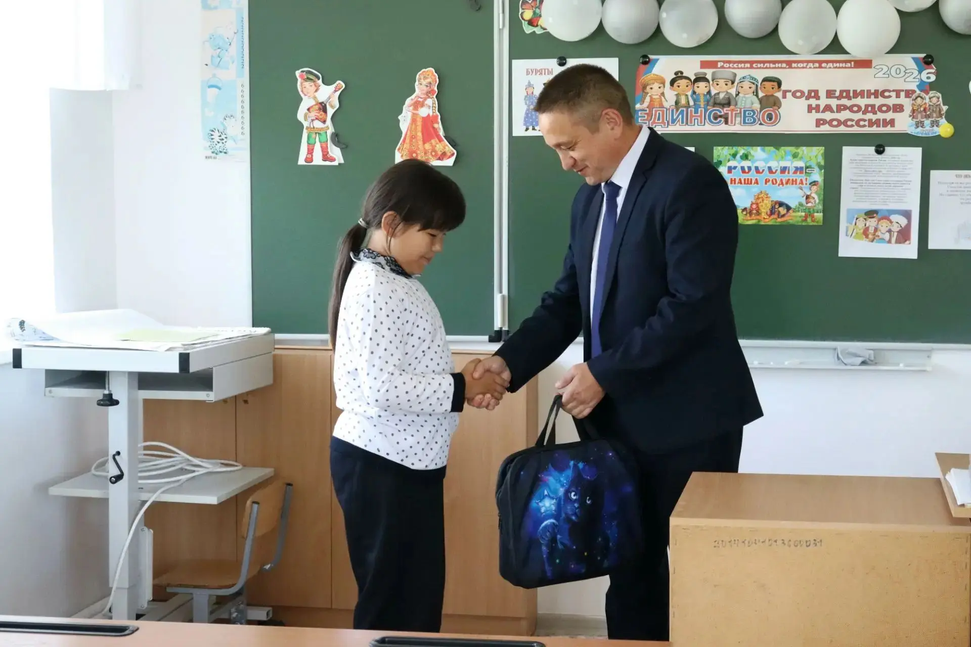 Детям из подшефных сел Минюста Хакасии вручили подарки к новому учебному году 🎁