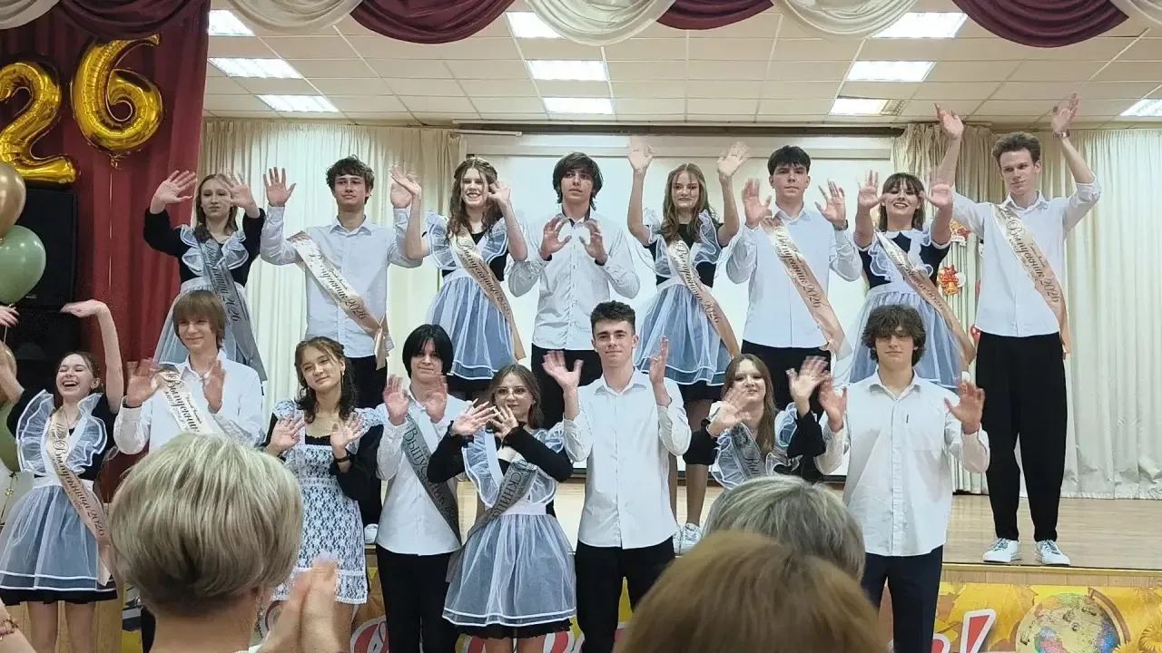Сегодня для одиннадцатиклассников прозвенел последний звонок! 🔔 Праздничная атмосфера, строгие костю