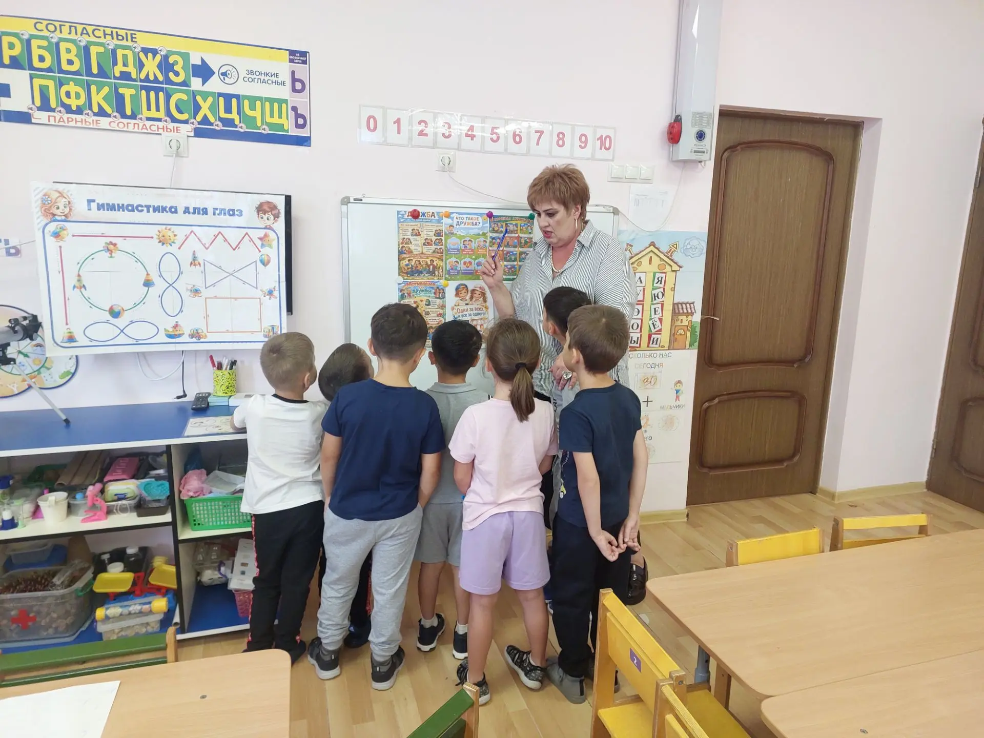 Дружба начинается с улыбки! 😊👫

В старшей "Б" группе  прошёл удивительный день, посвящённый Междун