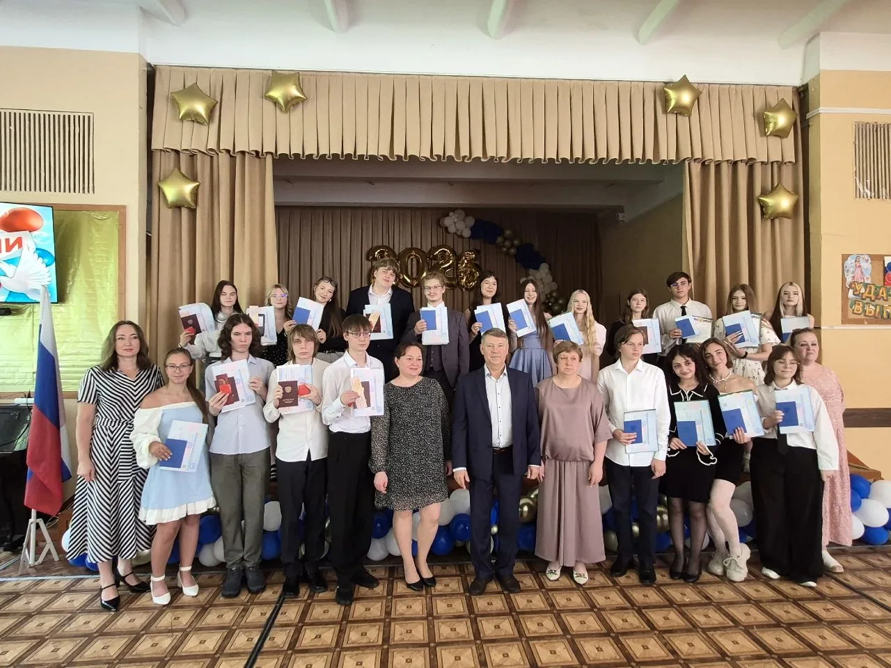 🌟 Сегодня важный день для нашей школы!

Мы с гордостью поздравляем наших выпускников 11-х классов с