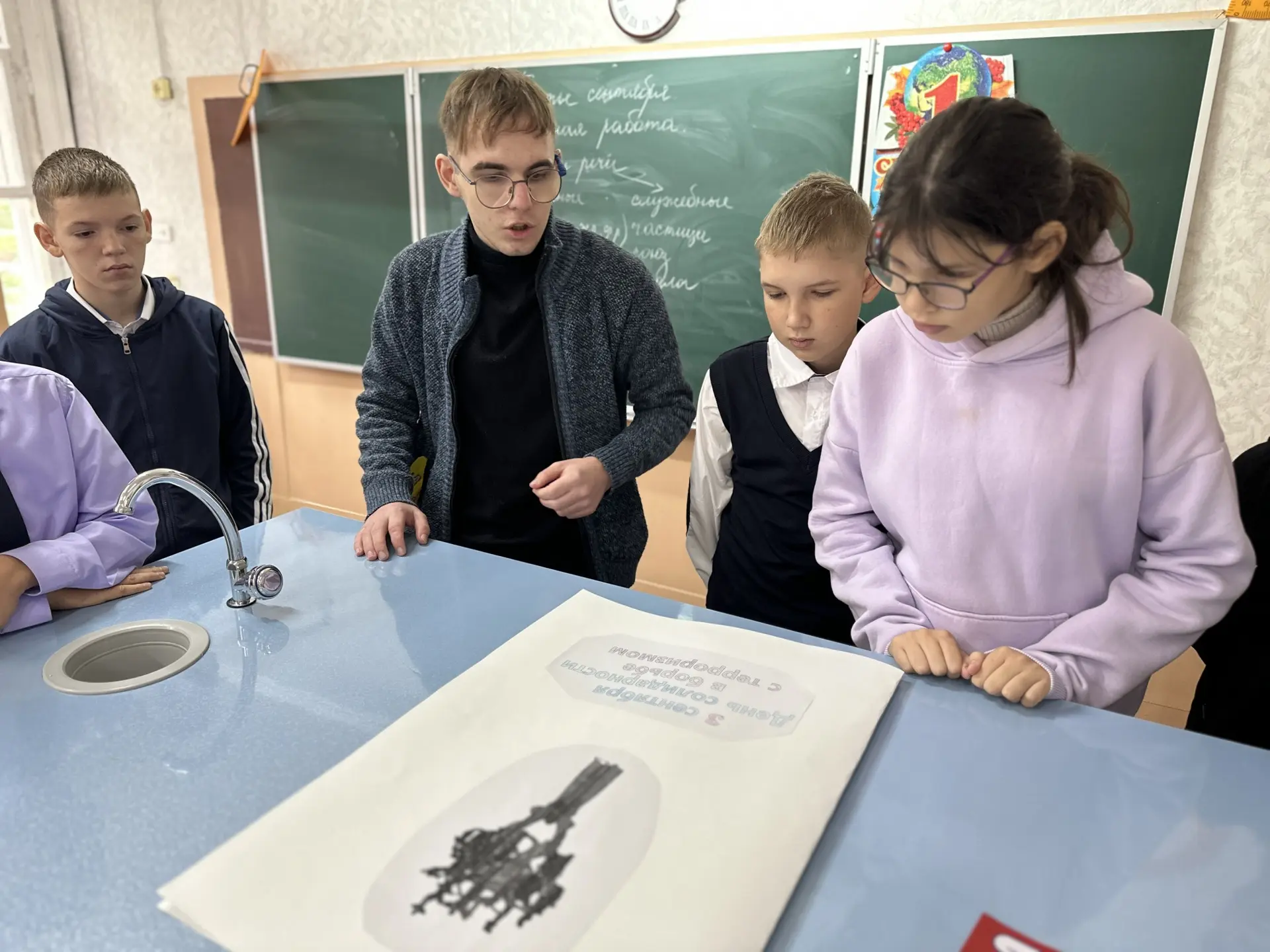 Сегодня в нашей школе прошёл час памяти «Прерванный урок». Ребятам рассказали о трагиче...