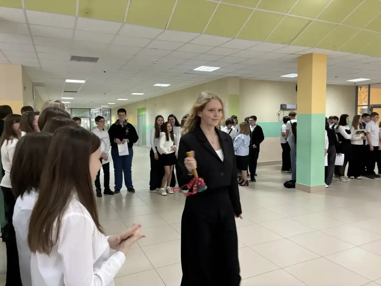 📢 В нашей школе прошли торжественные линейки, посвященные завершению учебного года!  Вот и пролетел 