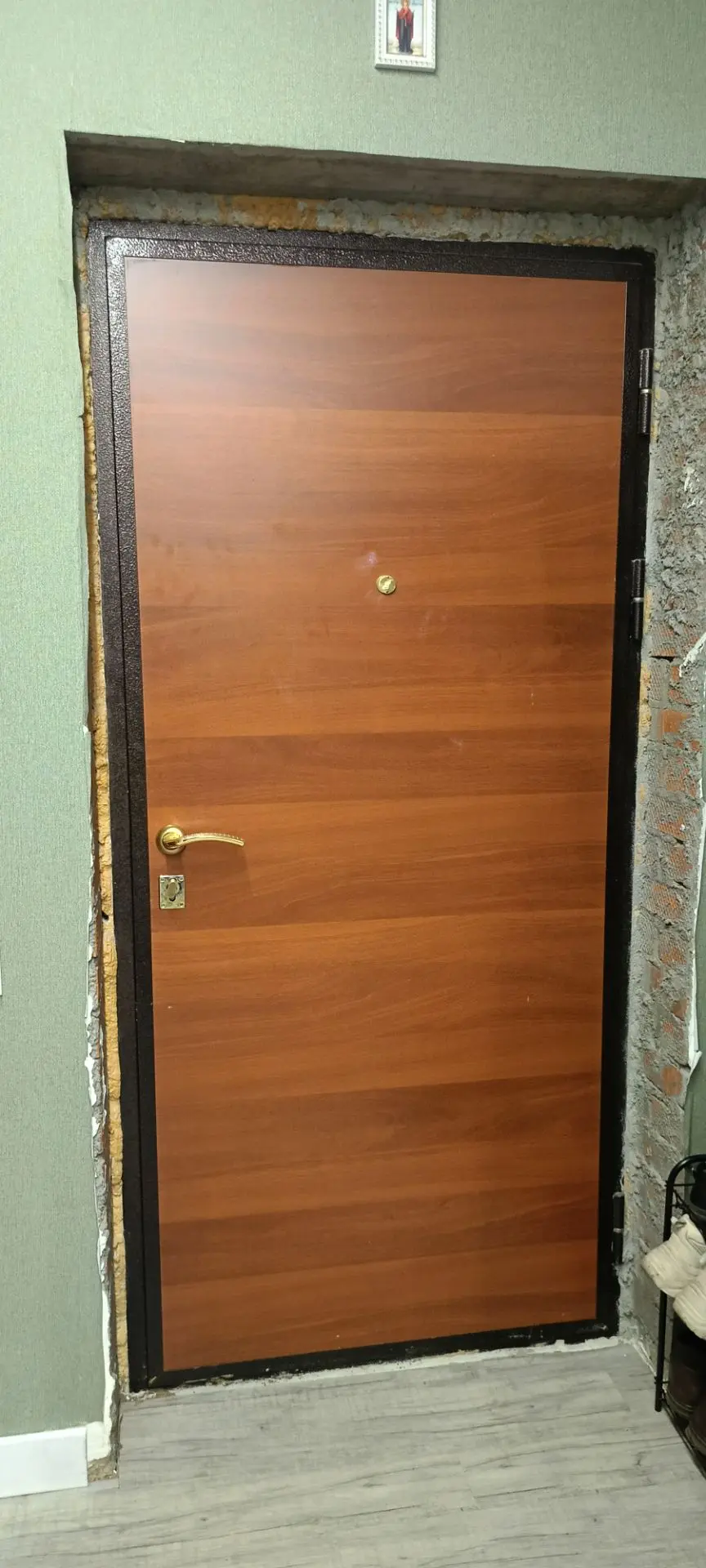 Мы 2 года живём в вечном ремонте и эта дверь одна из точек, точка в оголённых кирпичах)...