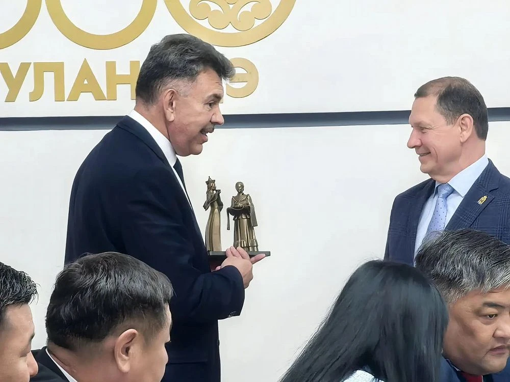 Гость из Забайкалья назвал Улан-Удэ и Читу братом и сестрой

С самого утра в мэрии началось торжеств