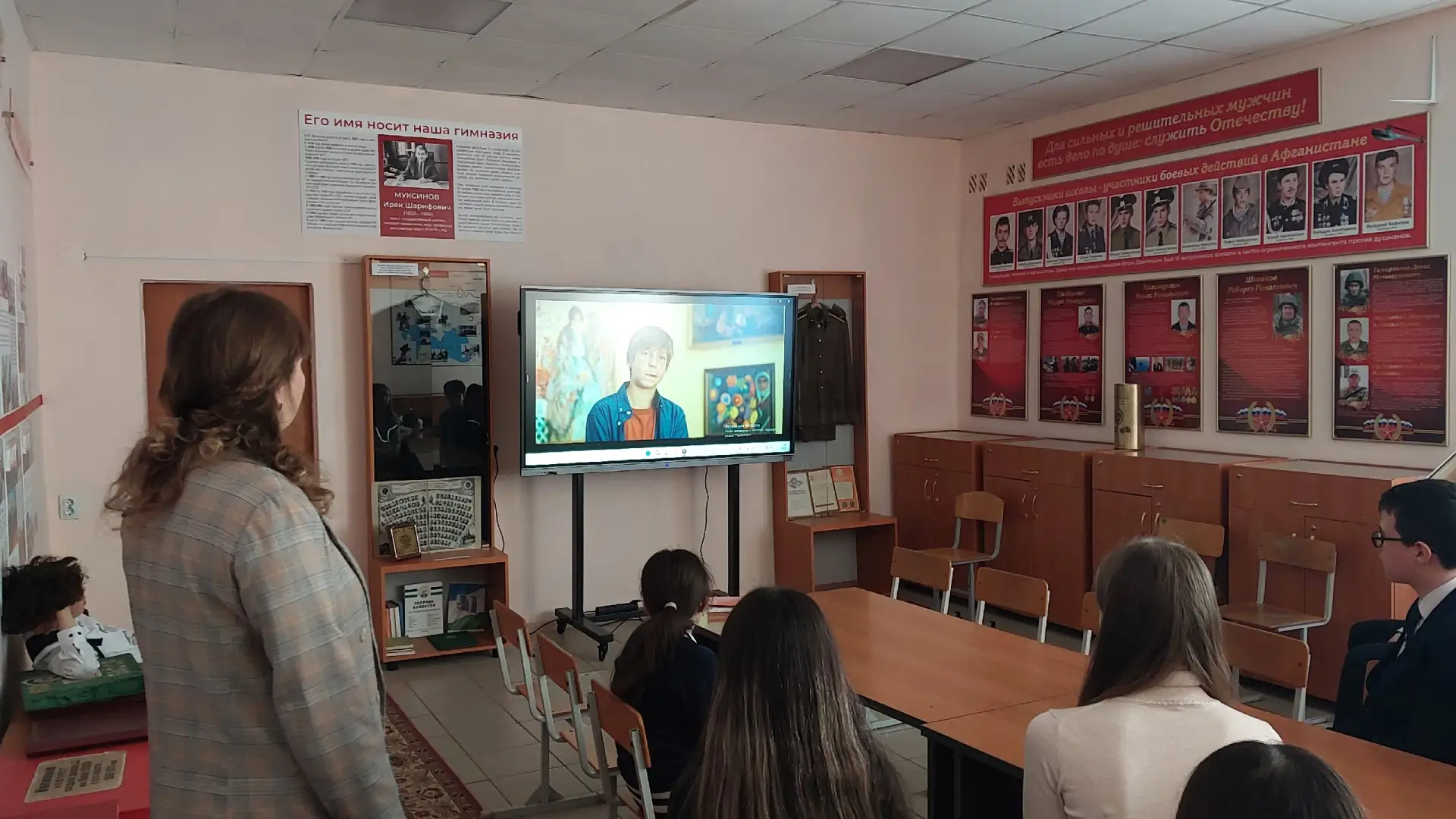 Советниками директора по воспитанию был организован просмотр фильма «Две девушки и скейтбордисты» 🛹 