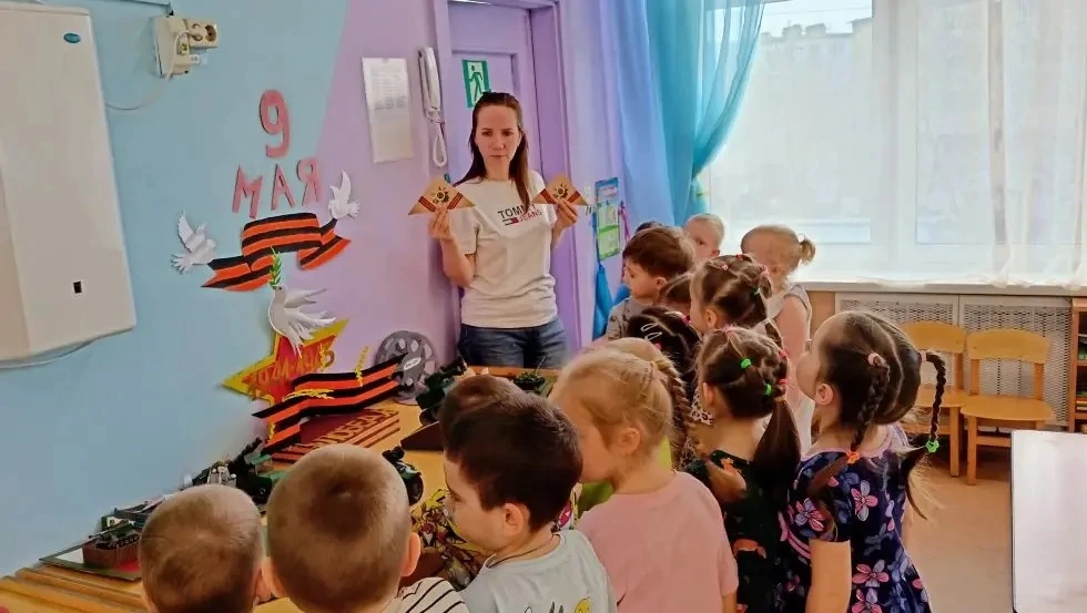 Воспитатели совместно с родителями организовали для детей тематическую выставку, посвящ...