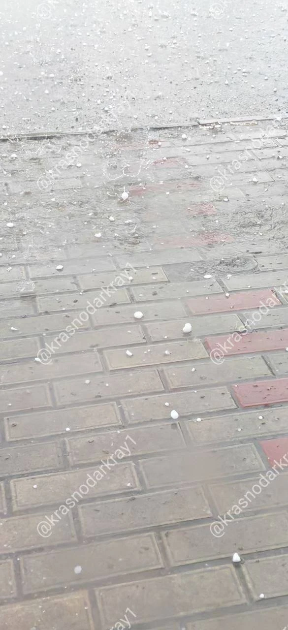 ⛈️Крупный град в Каневской прямо сейчас  🚛Больше видео без цензуры и замедлений опубликовали в нашем