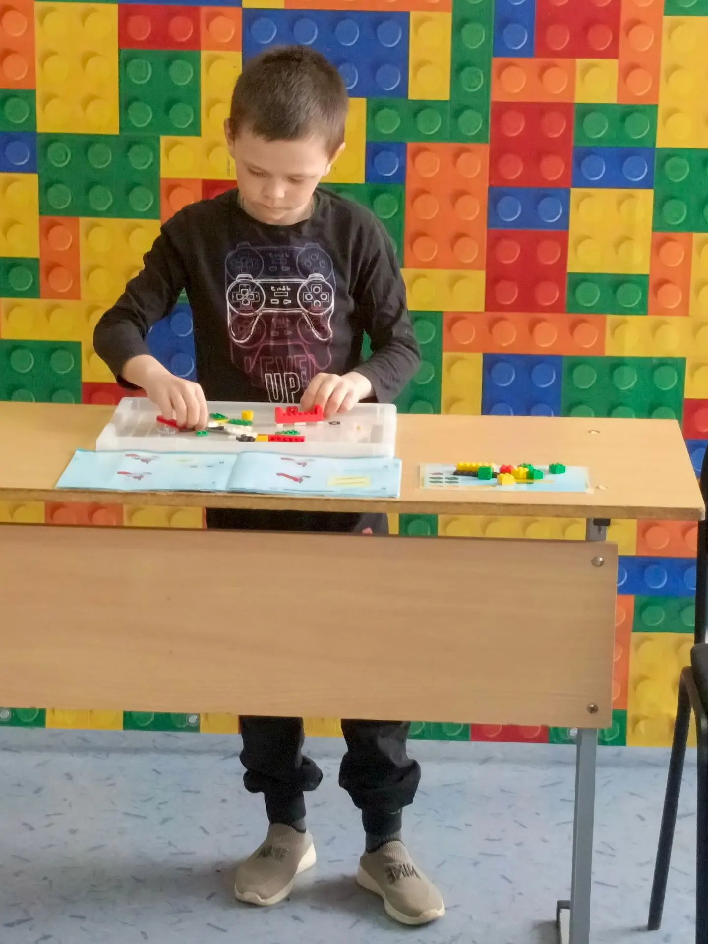 В ярком зале, наполненном гулом детских голосов и звоном пластиковых кубиков, развернул...
