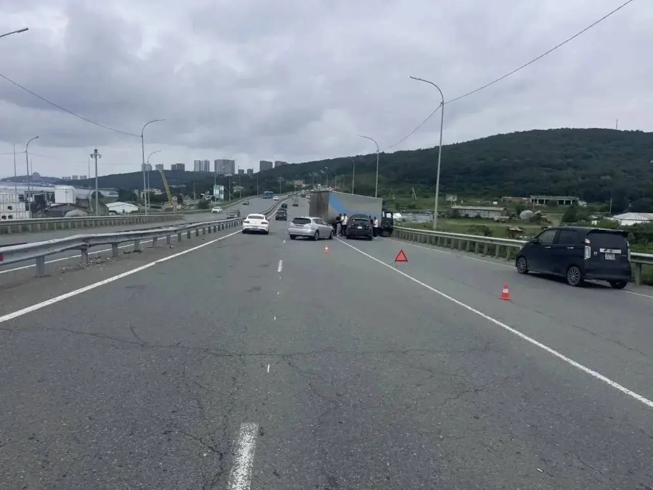 Грузовик протаранил три легковушки во Владивостоке