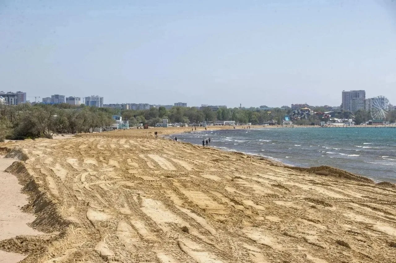 📍В Анапе продолжается восстановление пляжей.  Необходимый объем песка завезли на участок пляжа протя