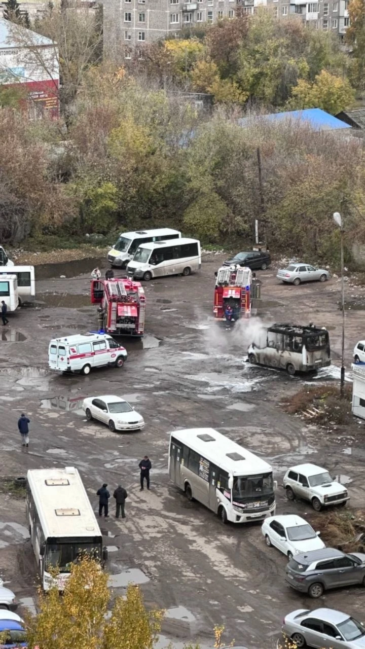 Днём на улице Труда полностью сгорела маршрутная ГАЗель. Пожарные потушили пламя за шес...
