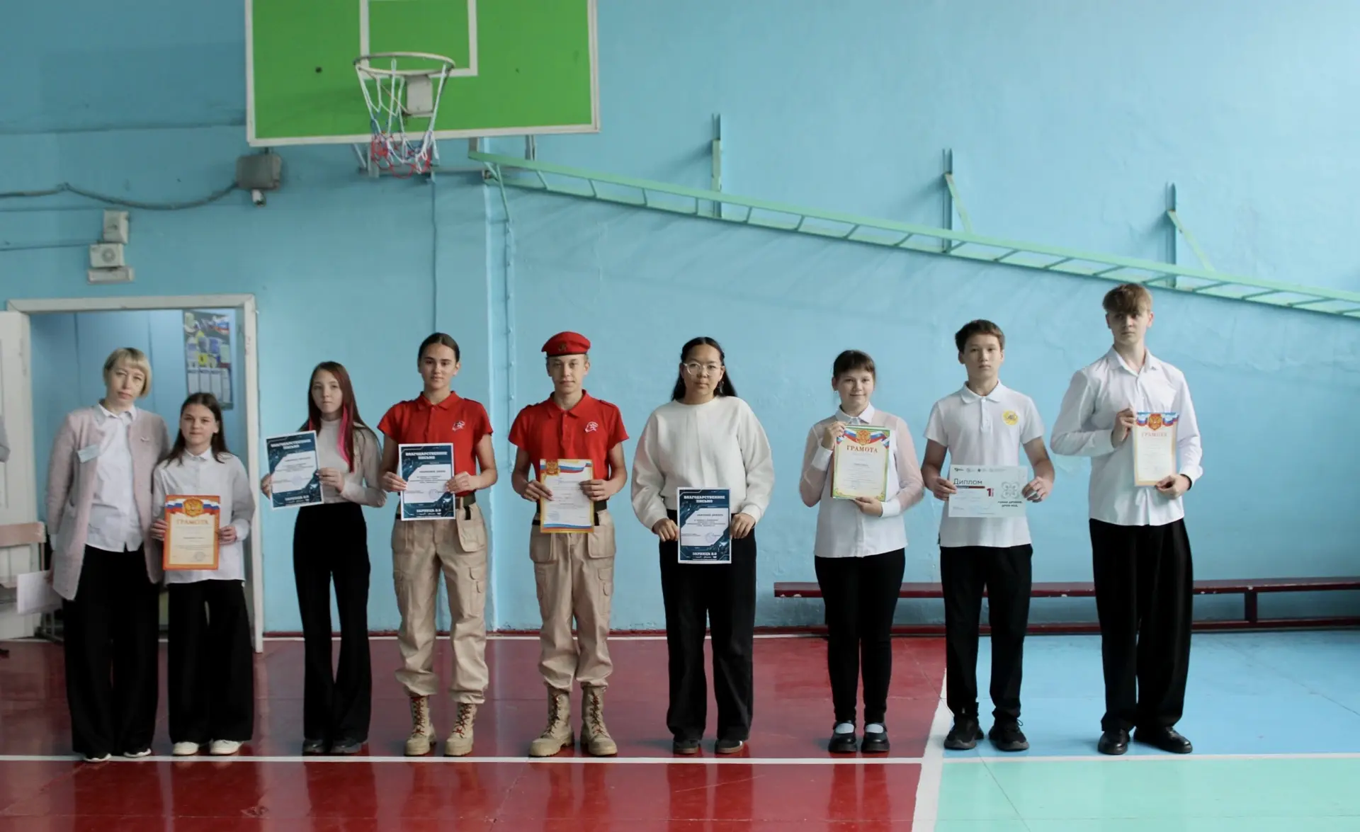 🎓 Сегодня в нашей школе прошли итоговые линейки, посвященные завершению учебного года! 🎓  Мы подвели