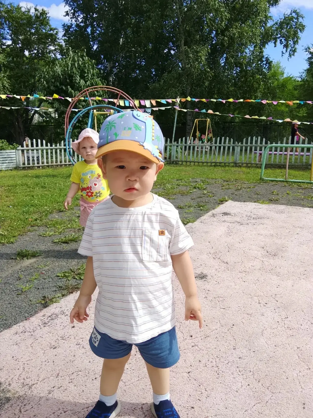 Иногда для полного счастья нужно совсем немного: тёплое солнце, мягкая трава под босыми сандаликами 