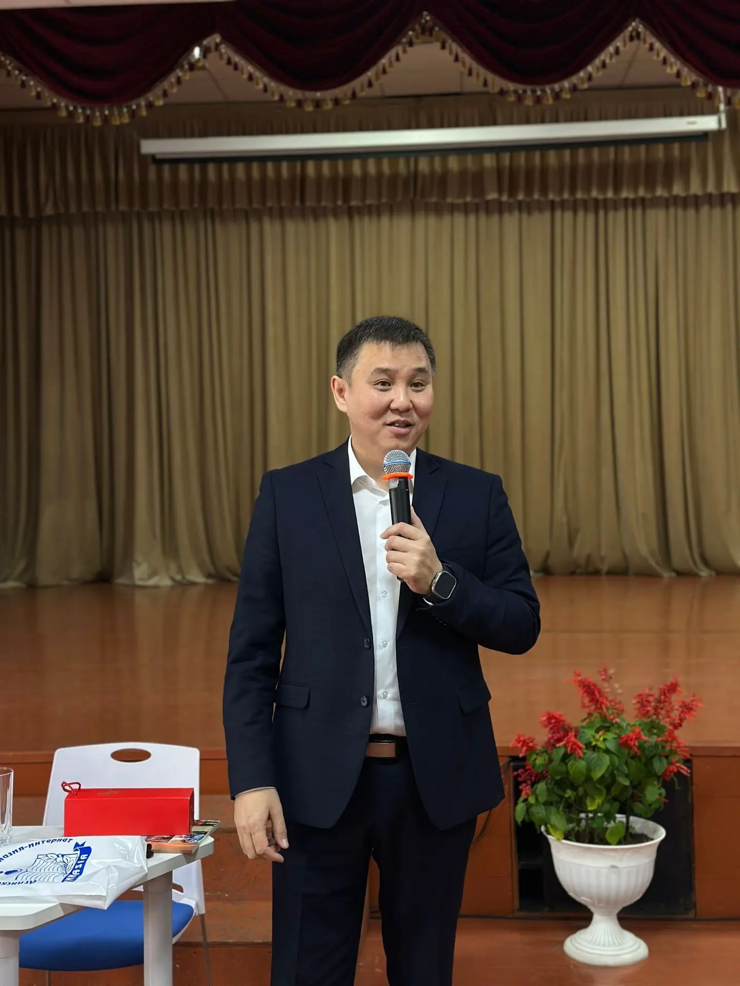 ✨💬🎓Диалог поколений: встреча с выпускником, который знает цену труду и родной земле.