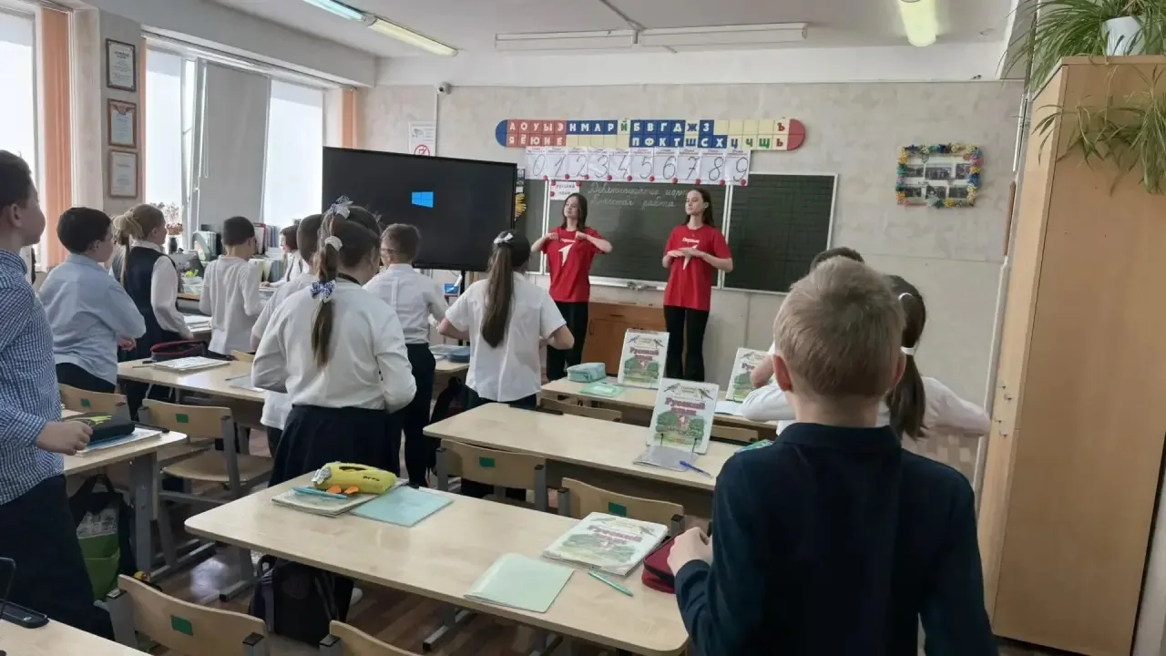В 4Е классе прошла необычная «Зарядка с рифмой» в честь Всемирного дня поэзии  21 марта, во Всемирны