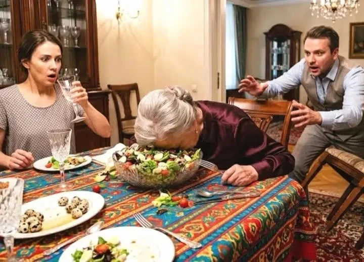 «Мы из аристократов!» — надменно заявила мать мужа, прежде чем внезапно рухнуть в обморок.
