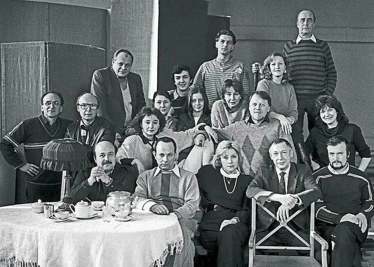 Труппа МХАТ, 1987 год. 

Андрей Мягков, Александр Калягин, Игорь Васильев, Ирина Мирошниченко, Олег 