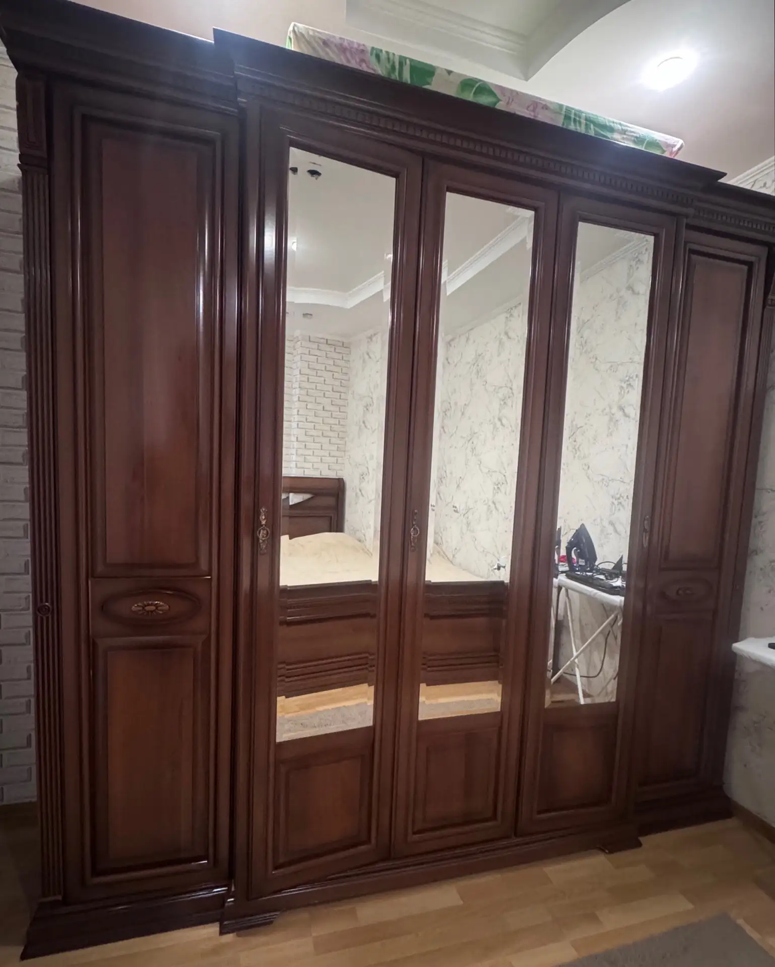 Продам срочно большой вместительный шкаф в хорошем состоянии, цена 5000₽. Продается в с...