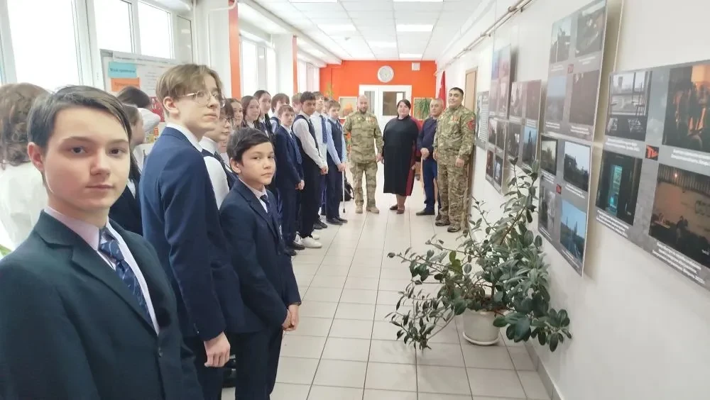 Тимуровцы нашей школы в рамках городской акции "День Героев Отчества" провели операцию "Снежный деса