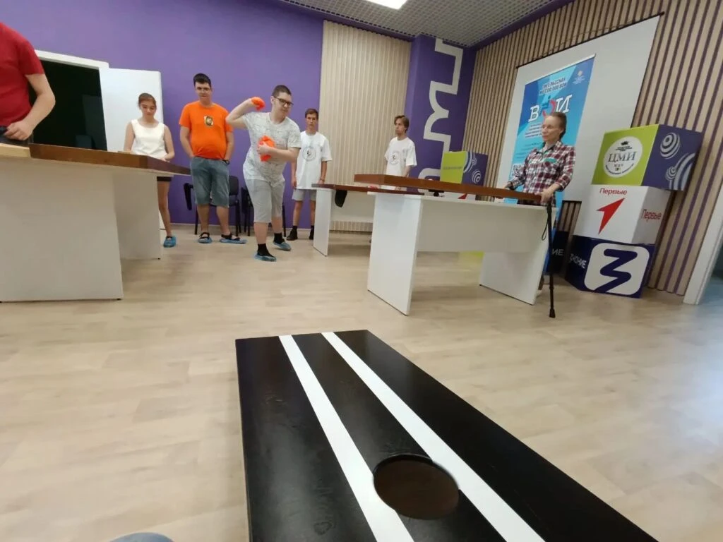 🪃В Энгельсе состоялся мини-турнир по игре корнхолл среди людей с ограниченными возможностями здоров
