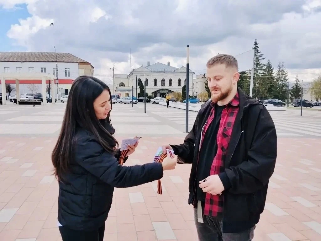 В преддверии Дня Победы острогожские работники культуры провели акцию "Георгиевская ленточка" в цент