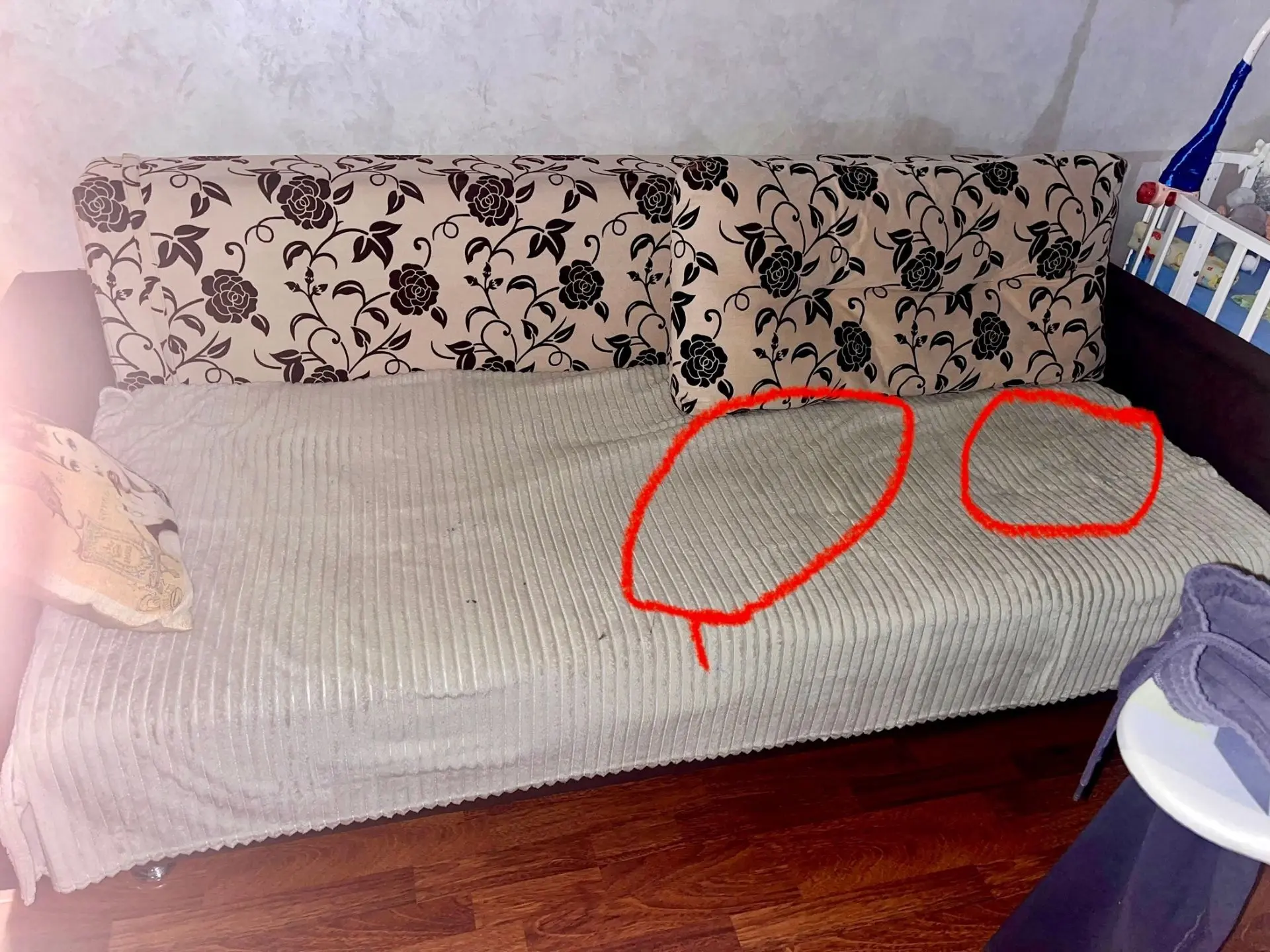 Здравствуйте! Нужно на месте починить диван. Скрипят пружины, в отмеченных местах. Подс...