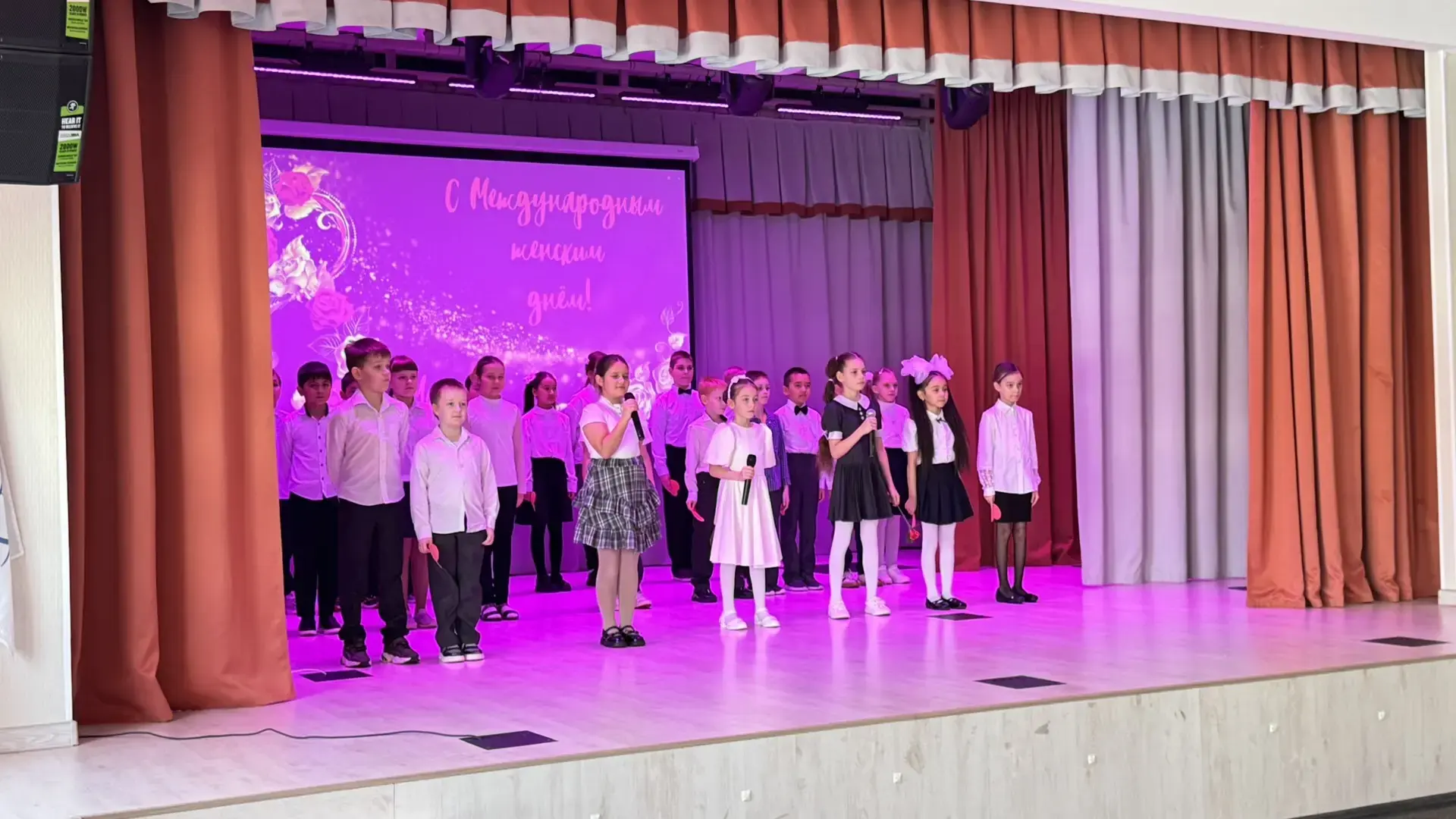 Сегодня в школе состоялся праздничный концерт в честь Февромарта. Ребята читали стихи про мам и бабу