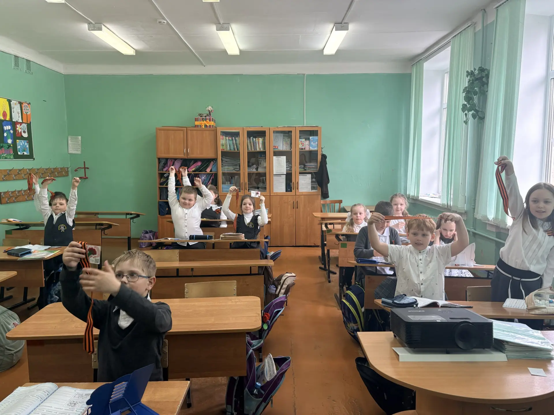 🇷🇺 «Георгиевская лента» в начальной школе  Сегодня в рамках всероссийской акции у нас в гостях побыв