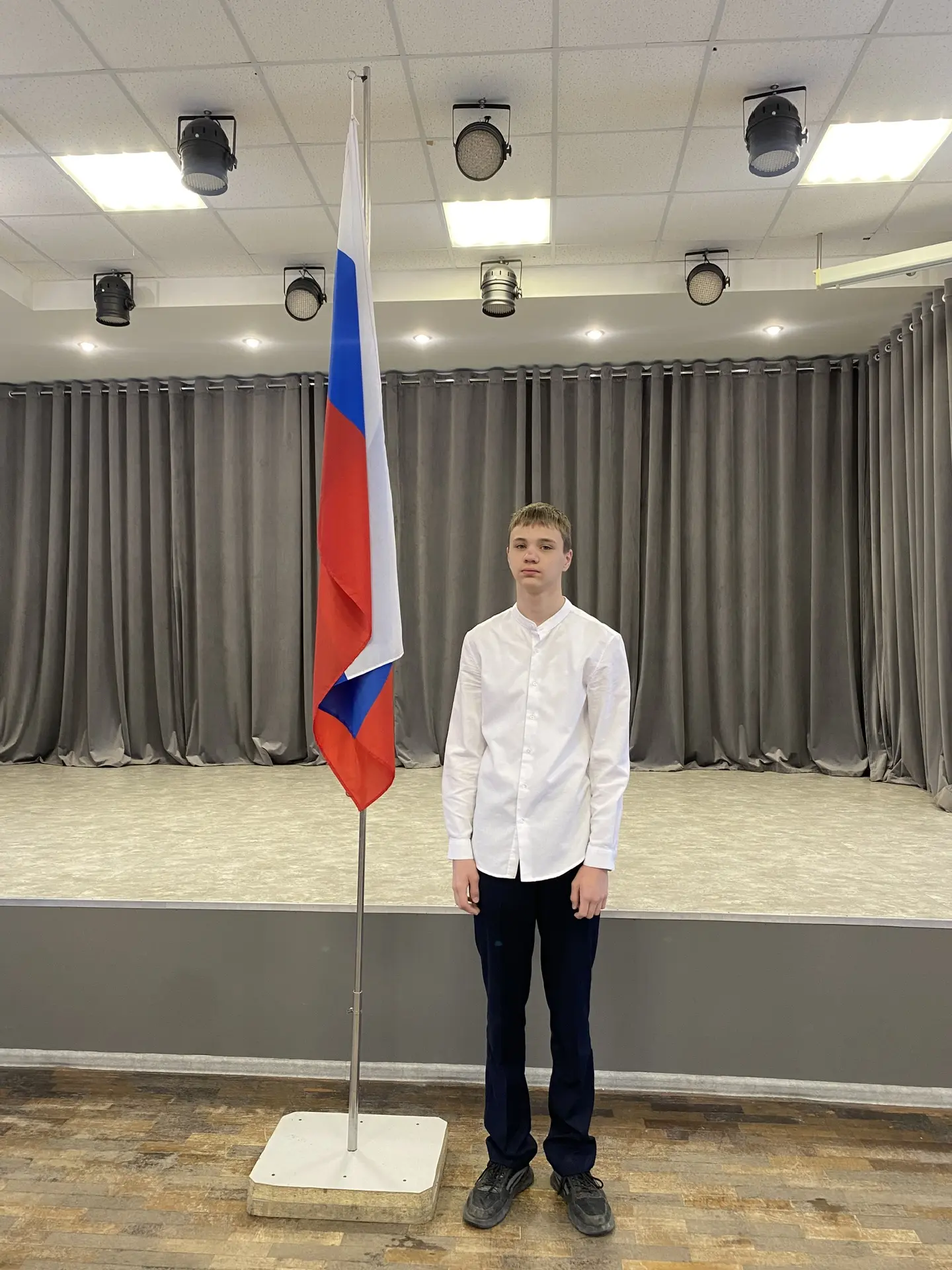 🇷🇺Неделя начинается с флага!  Обучающиеся 1 «Г» и 9 «Г»  класса торжественно открыли новую учебную н