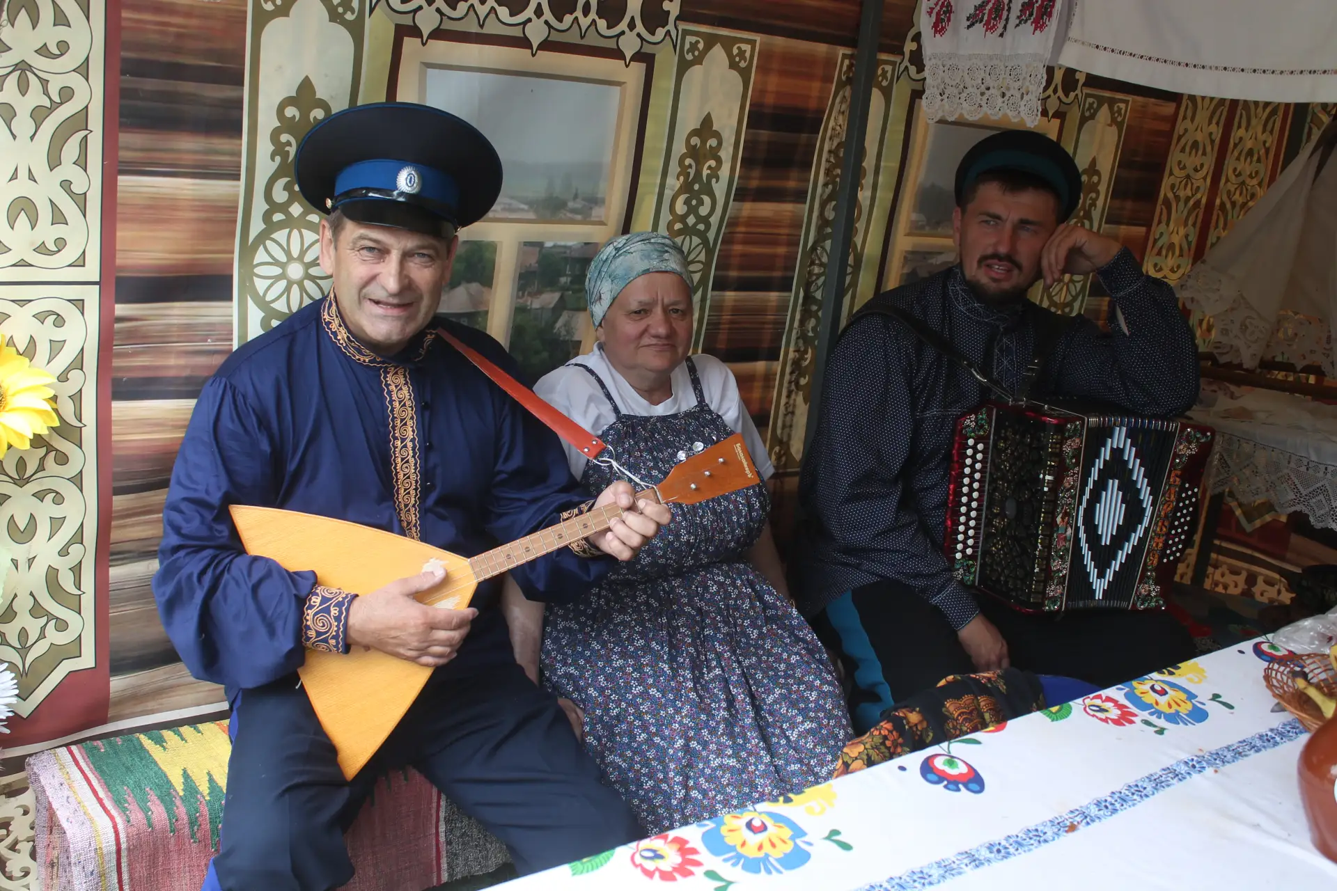 Балалайка – три струны

Во времена наших дедов балалайка была «завсегдатаем» всех сельских вечеринок