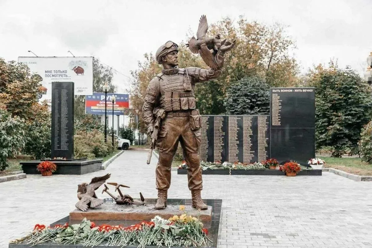 Полиция Подмосковья разыскивает неизвестных, которые осквернили памятник участникам спе...
