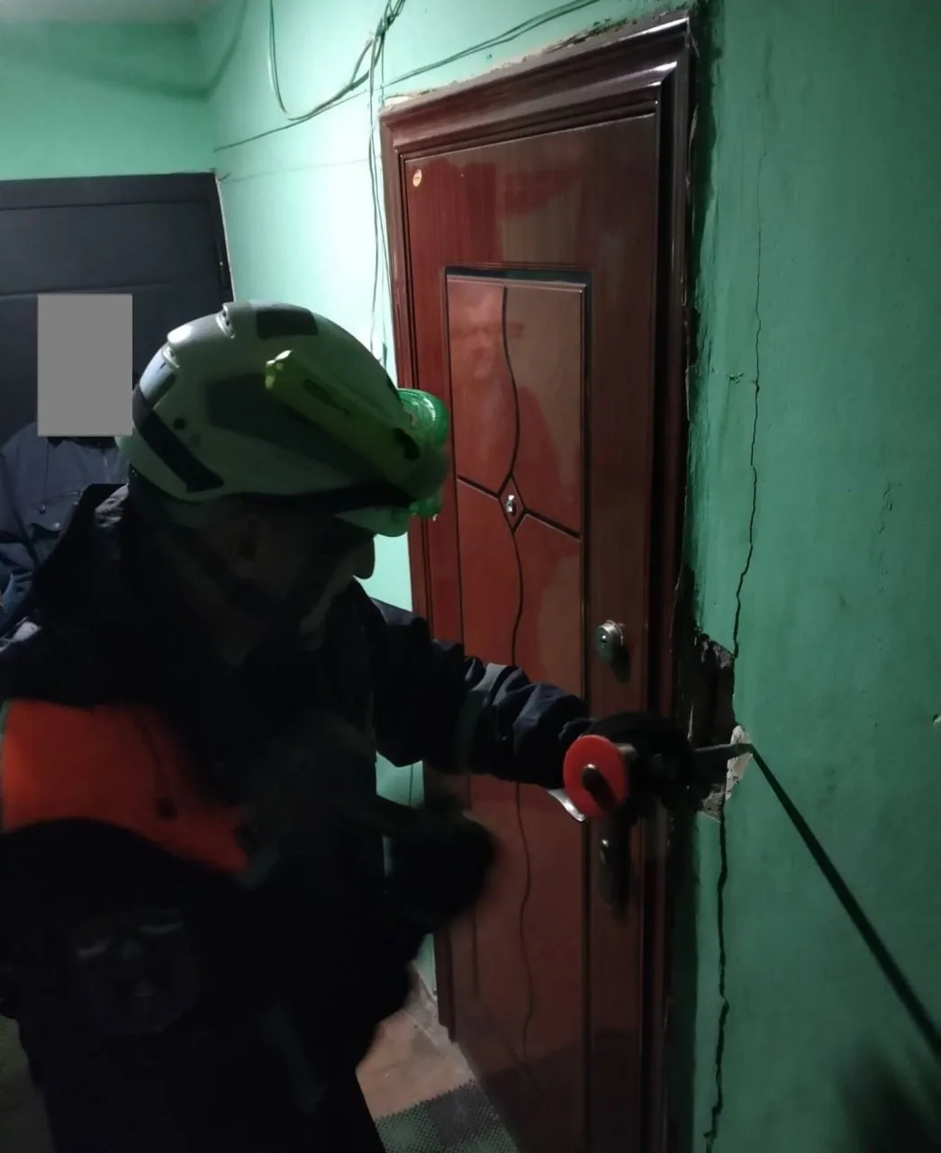 ⚡️ Жители дома на улице Дзержинского почувствовали трупный запах из квартиры — за дверью нашли тело 