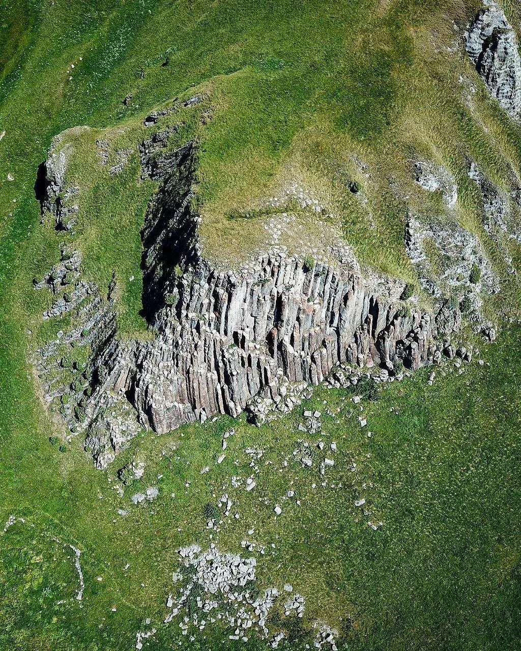 🌄 Скалы Карандаши (Орган) в районе плато Бермамыт  Это отдельно стоящая скала к югу от плато, котора