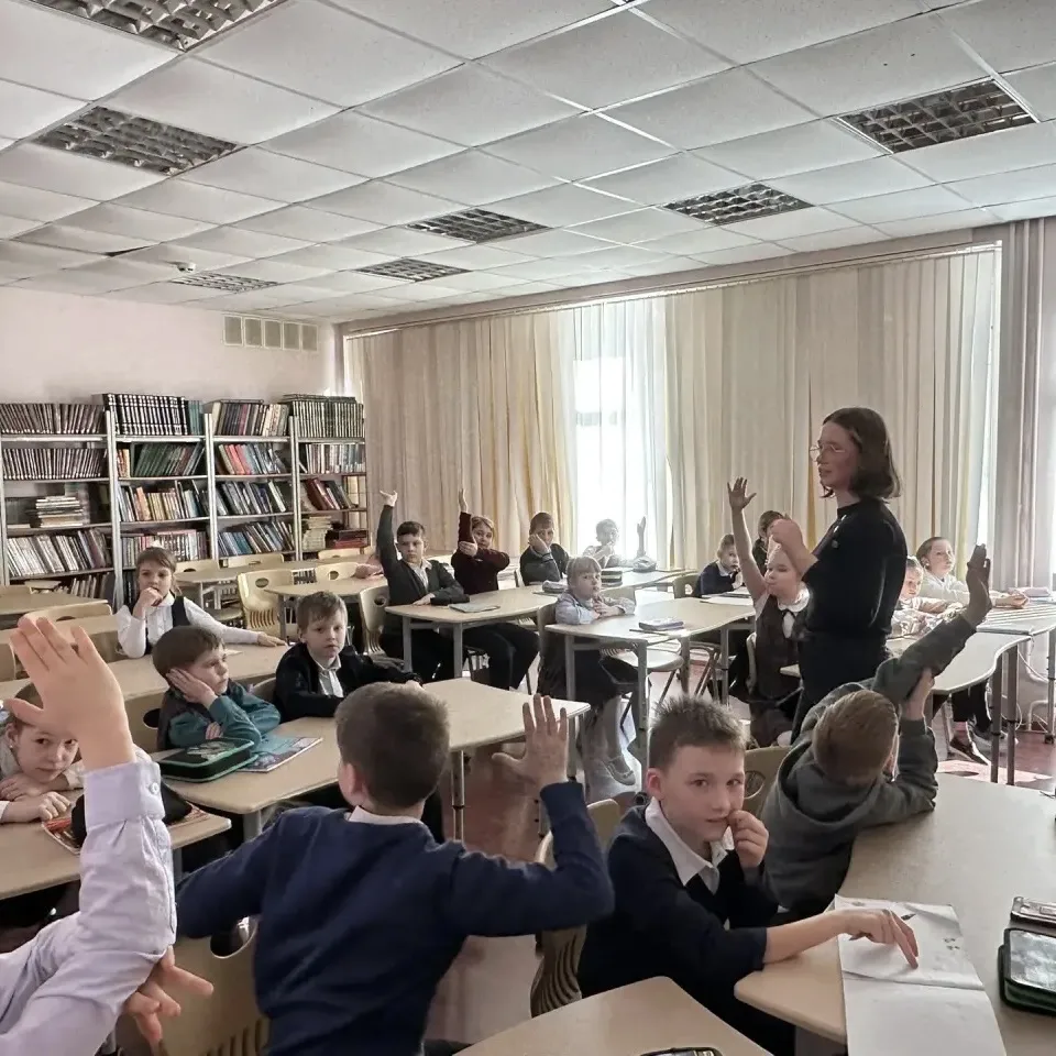 «Мир открытий»: старшеклассники провели музыкальный урок для второклассников! 🎵✨  На этой неделе акт