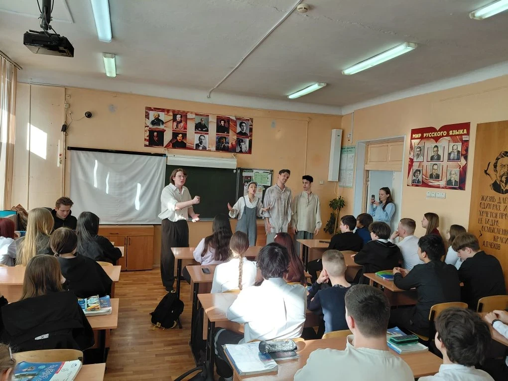 🎭 В нашей школе были гости 🎭  Наверняка вы узнаете некоторых из них 😉 Да, это артисты Амурского обла