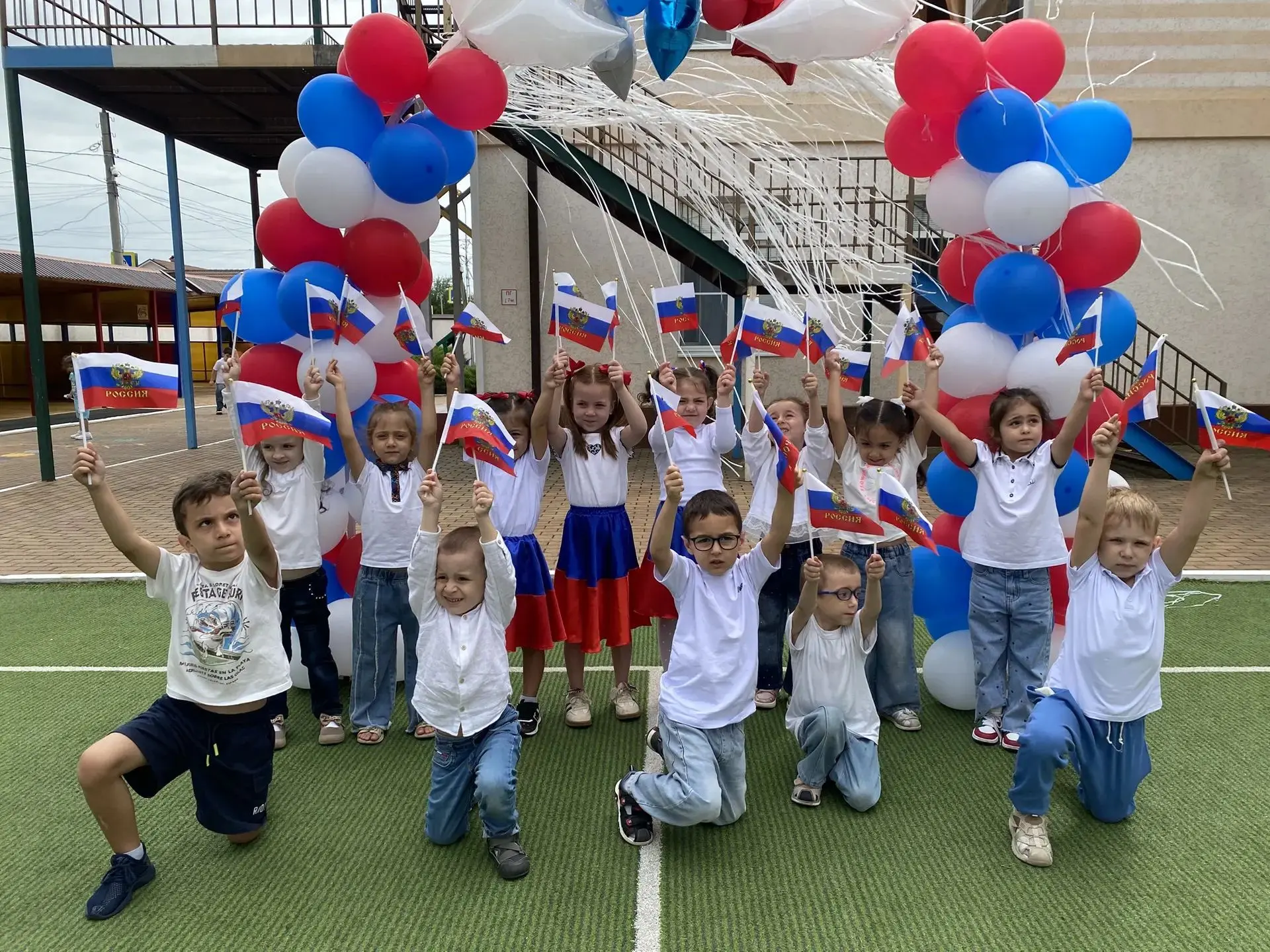 День государственного флага России 🇷🇺 флешмоб " Три цвета праздника"🇷🇺