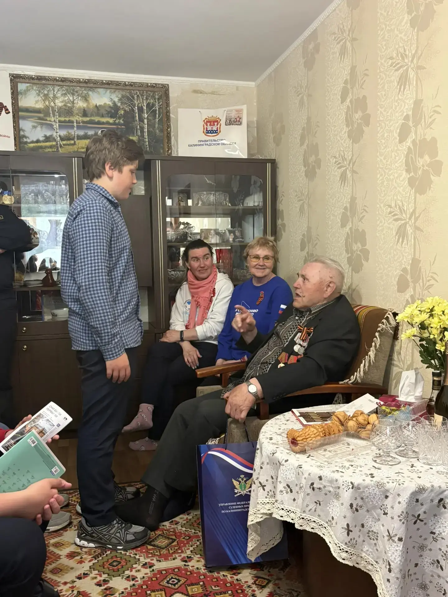 Первые лицея поздравляют ветеранов становления области