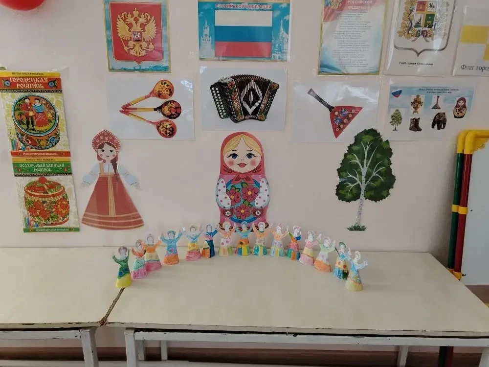 В подготовительной группе (воспитатель Гвоздева Е. П) прошёл тематический день, посвящённый Дню наро