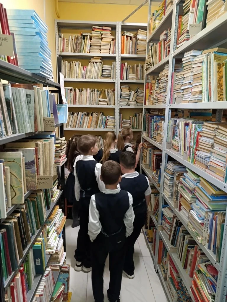 Книга не самолёт, а за тридевять земель унесёт. Ребята 1 а класса побывали на экскурсии в городской 