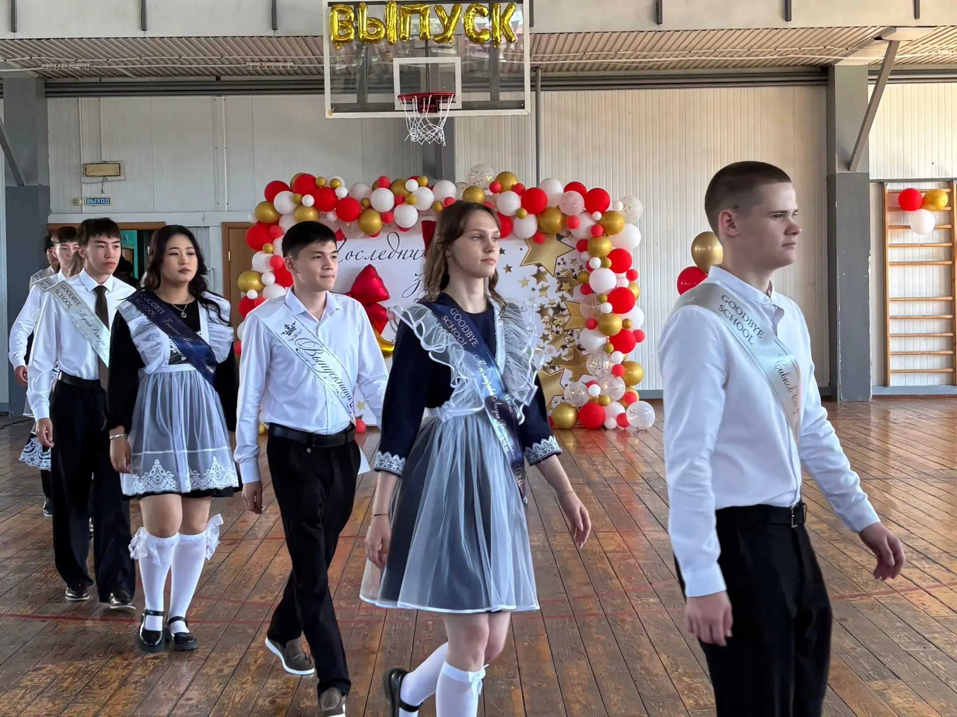 Прозвенел последний звонок для наших 9-х и 11-го классов 🔔

Кажется, совсем недавно были первые уро